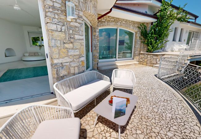 Villa a Manerba del Garda - Villa Flora fronte spiaggia By Bookinggardalake Villa a Manerba del Garda - Villa Flora fronte spiaggia By Bookinggardalake