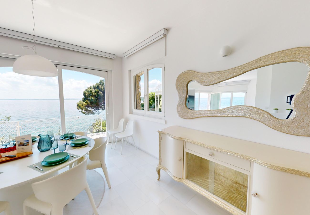 Villa a Manerba del Garda - Villa Flora fronte spiaggia By Bookinggardalake Villa a Manerba del Garda - Villa Flora fronte spiaggia By Bookinggardalake