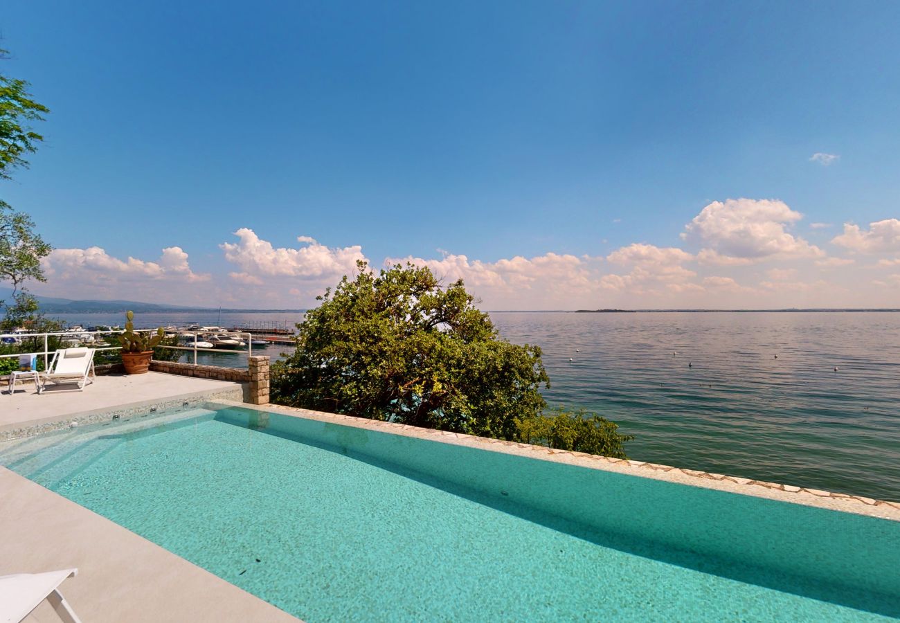 Villa a Manerba del Garda - Villa Flora fronte spiaggia By Bookinggardalake Villa a Manerba del Garda - Villa Flora fronte spiaggia By Bookinggardalake