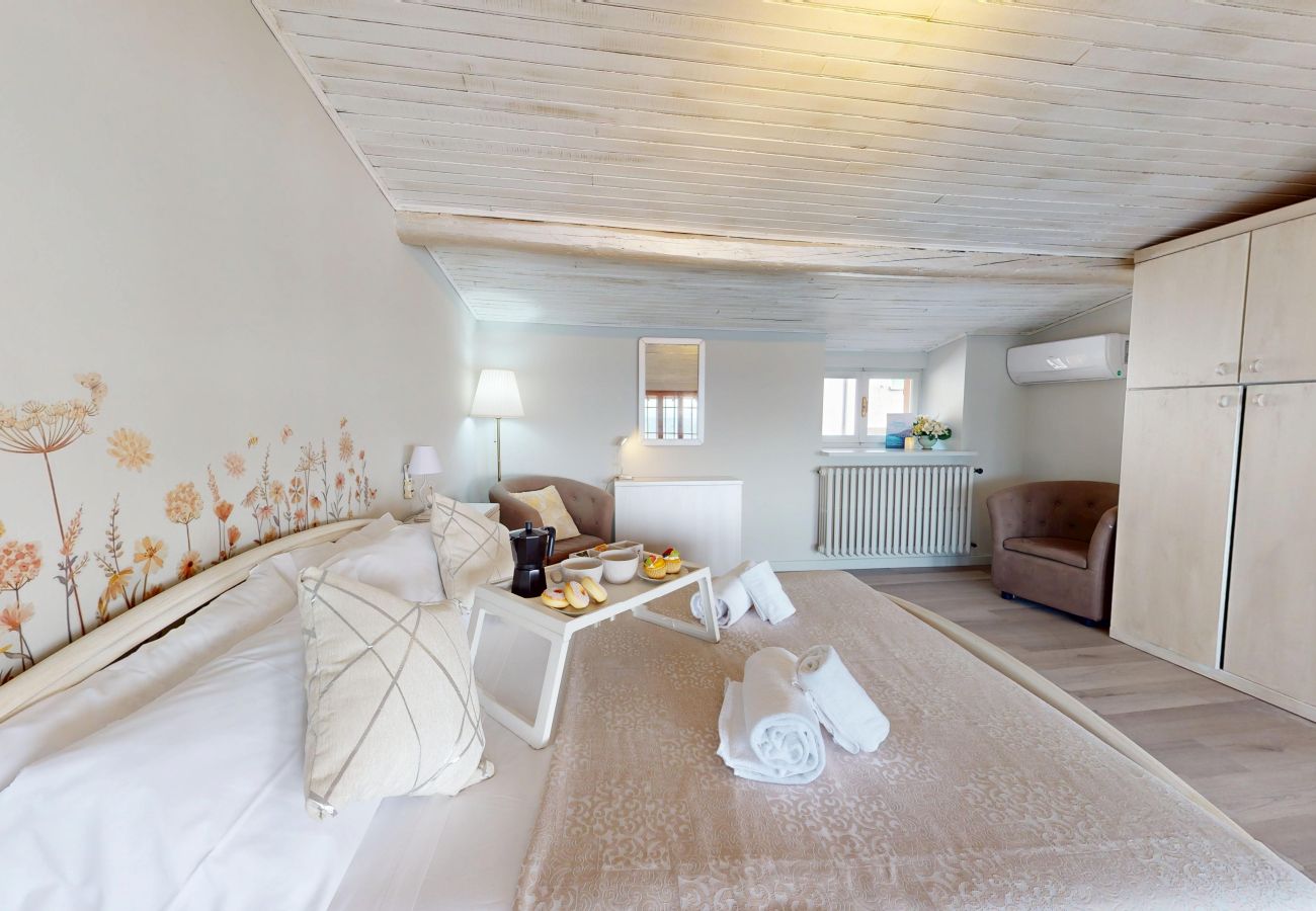 Appartamento a Salò - ATTICO AGATA magic lake view By Bookinggardala