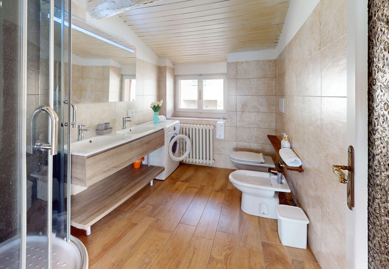 Appartamento a Salò - ATTICO AGATA magic lake view By Bookinggardala