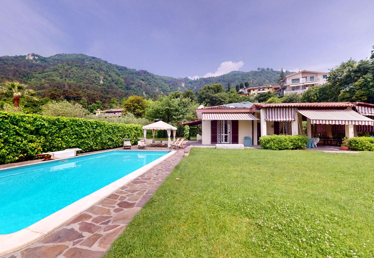 Villa a Salò - Villa Oleandri pool with view By Bookinggardalake