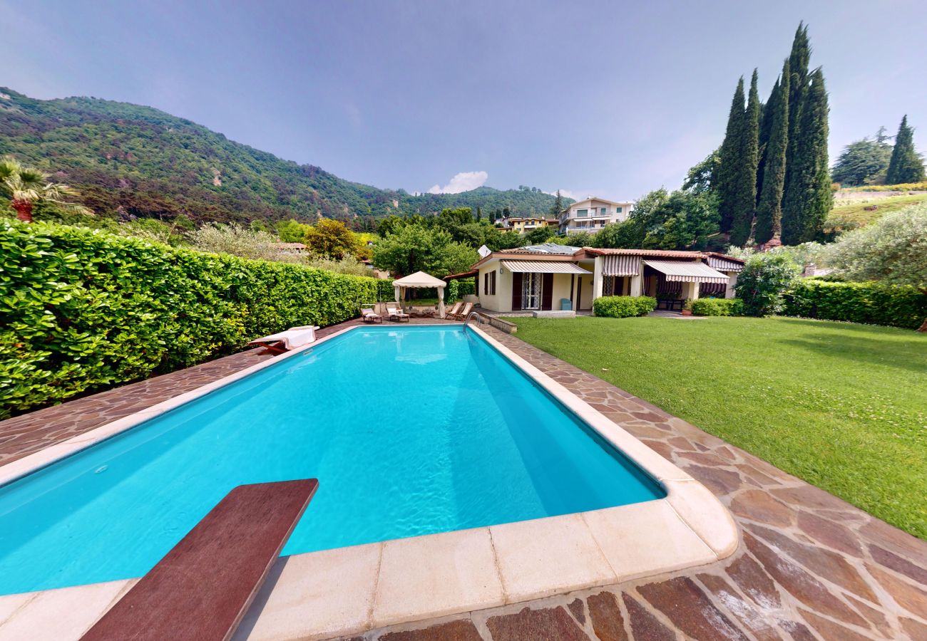 Villa a Salò - Villa Oleandri pool with view By Bookinggardalake