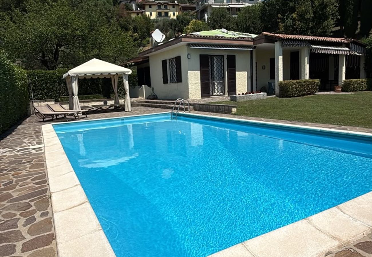 Villa a Salò - Villa Oleandri pool with view By Bookinggardalake