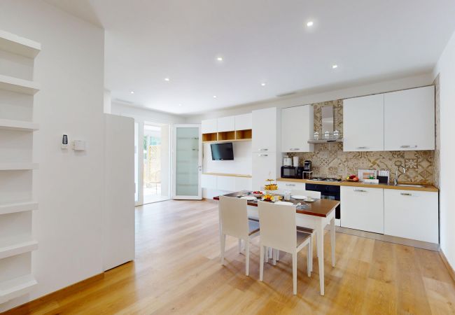 Appartamento a Puegnago sul Garda - Garda Hub Suite by Booking Garda Lake