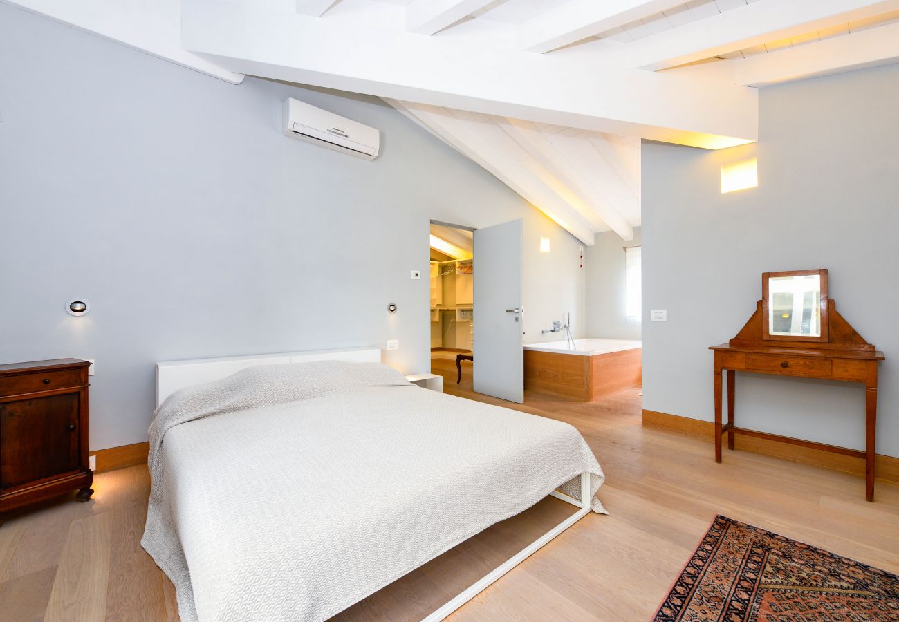 Ferienwohnung in Salò - Fantoni Luxury Loft in Salò By Bookinggardalake