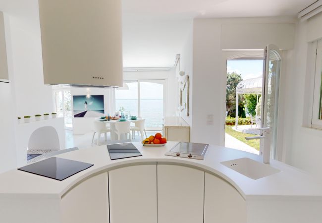 Villa in Manerba del Garda - Villa Flora fronte spiaggia By Bookinggardalake Villa in Manerba del Garda - Villa Flora fronte spiaggia By Bookinggardalake