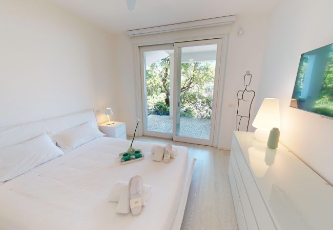 Villa in Manerba del Garda - Villa Flora fronte spiaggia By Bookinggardalake Villa in Manerba del Garda - Villa Flora fronte spiaggia By Bookinggardalake