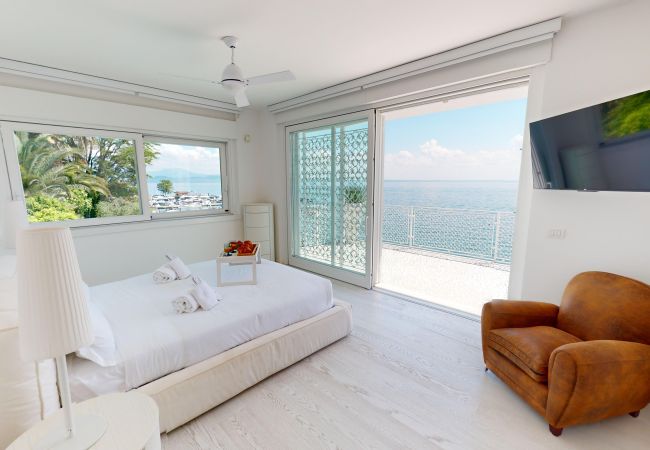 Villa in Manerba del Garda - Villa Flora fronte spiaggia By Bookinggardalake Villa in Manerba del Garda - Villa Flora fronte spiaggia By Bookinggardalake