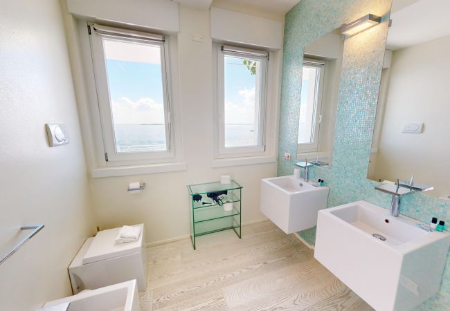 Villa in Manerba del Garda - Villa Flora fronte spiaggia By Bookinggardalake Villa in Manerba del Garda - Villa Flora fronte spiaggia By Bookinggardalake