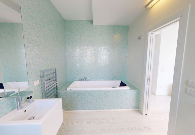 Villa in Manerba del Garda - Villa Flora fronte spiaggia By Bookinggardalake Villa in Manerba del Garda - Villa Flora fronte spiaggia By Bookinggardalake