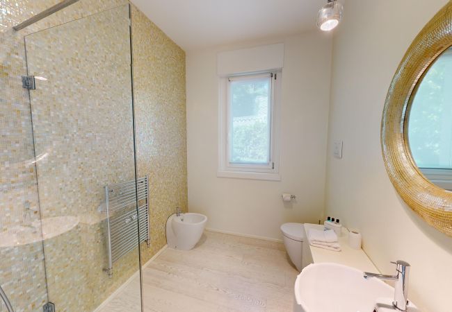 Villa in Manerba del Garda - Villa Flora fronte spiaggia By Bookinggardalake Villa in Manerba del Garda - Villa Flora fronte spiaggia By Bookinggardalake