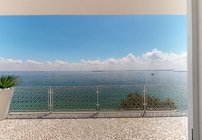 Villa in Manerba del Garda - Villa Flora fronte spiaggia By Bookinggardalake Villa in Manerba del Garda - Villa Flora fronte spiaggia By Bookinggardalake