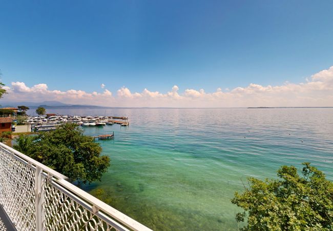 Villa in Manerba del Garda - Villa Flora fronte spiaggia By Bookinggardalake Villa in Manerba del Garda - Villa Flora fronte spiaggia By Bookinggardalake