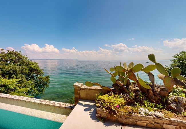 Villa in Manerba del Garda - Villa Flora fronte spiaggia By Bookinggardalake Villa in Manerba del Garda - Villa Flora fronte spiaggia By Bookinggardalake