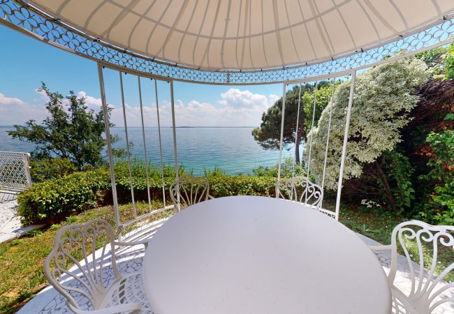 Villa in Manerba del Garda - Villa Flora fronte spiaggia By Bookinggardalake Villa in Manerba del Garda - Villa Flora fronte spiaggia By Bookinggardalake