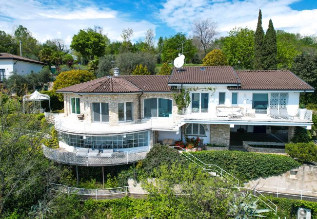 Villa in Manerba del Garda - Villa Flora fronte spiaggia By Bookinggardalake Villa in Manerba del Garda - Villa Flora fronte spiaggia By Bookinggardalake