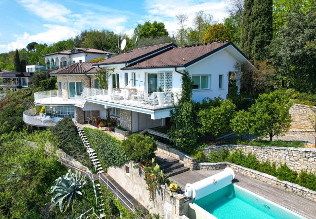 Villa in Manerba del Garda - Villa Flora fronte spiaggia By Bookinggardalake Villa in Manerba del Garda - Villa Flora fronte spiaggia By Bookinggardalake