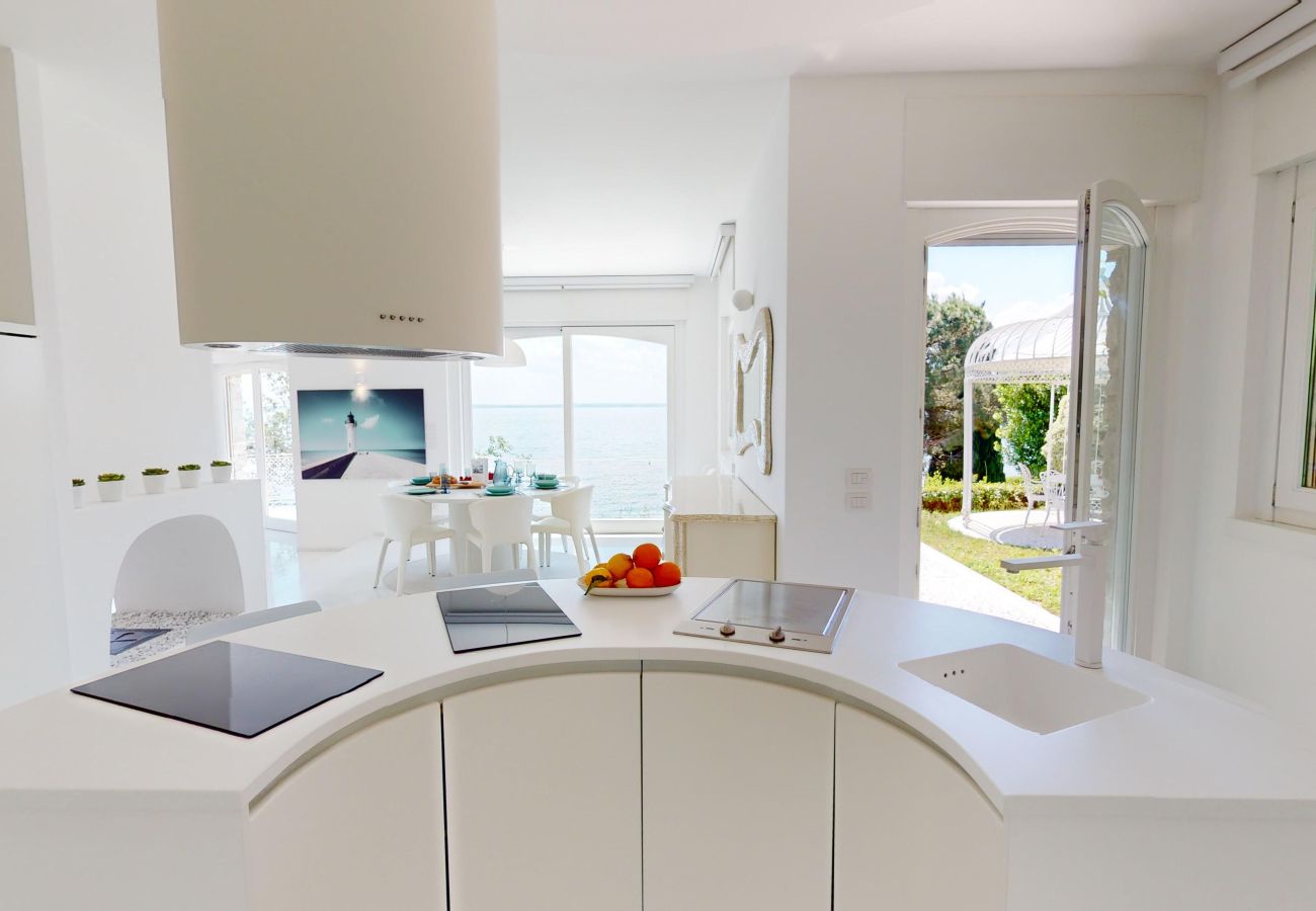 Villa in Manerba del Garda - Villa Flora fronte spiaggia By Bookinggardalake Villa in Manerba del Garda - Villa Flora fronte spiaggia By Bookinggardalake