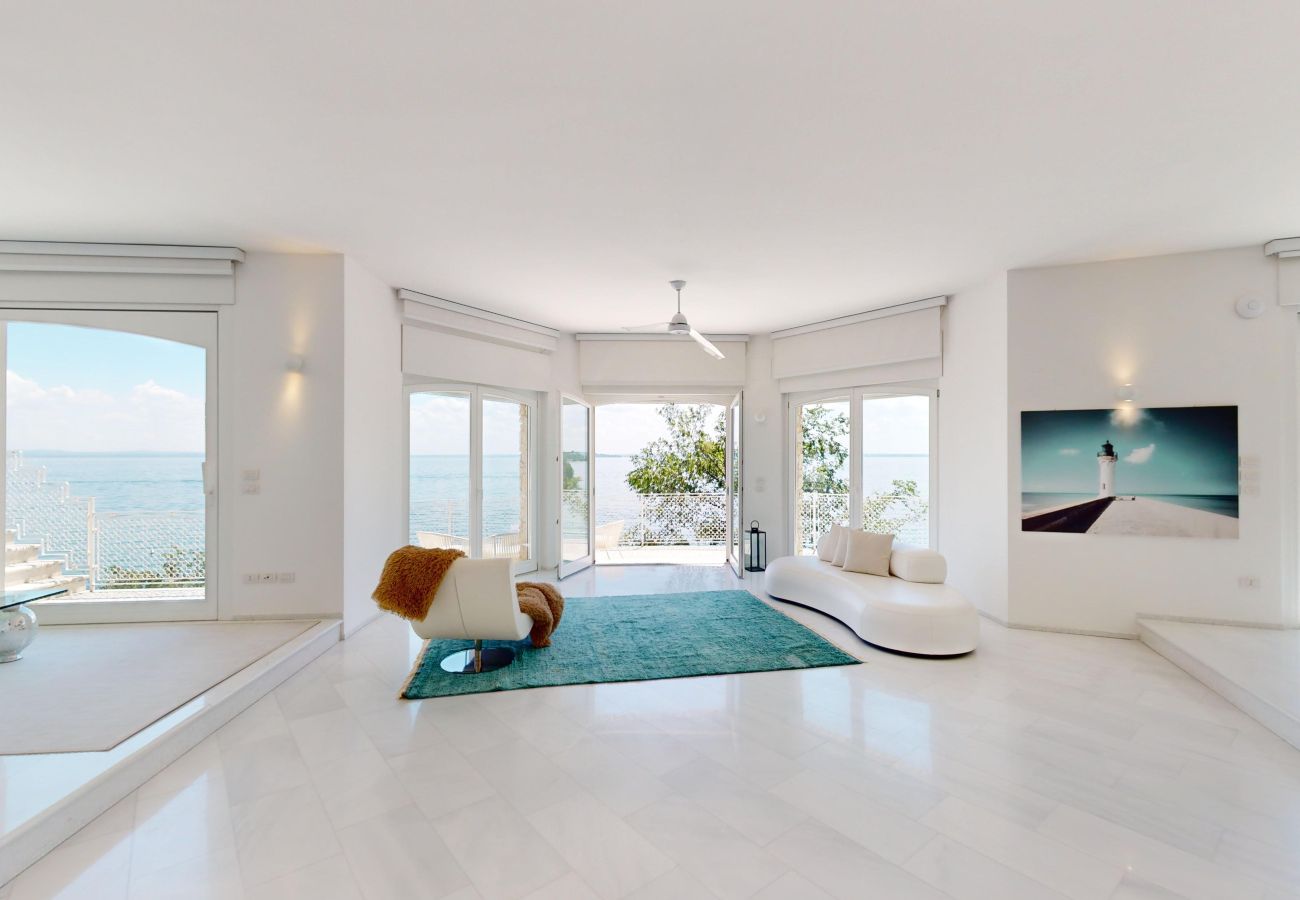 Villa in Manerba del Garda - Villa Flora fronte spiaggia By Bookinggardalake Villa in Manerba del Garda - Villa Flora fronte spiaggia By Bookinggardalake