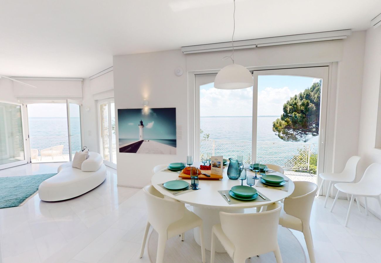 Villa in Manerba del Garda - Villa Flora fronte spiaggia By Bookinggardalake Villa in Manerba del Garda - Villa Flora fronte spiaggia By Bookinggardalake