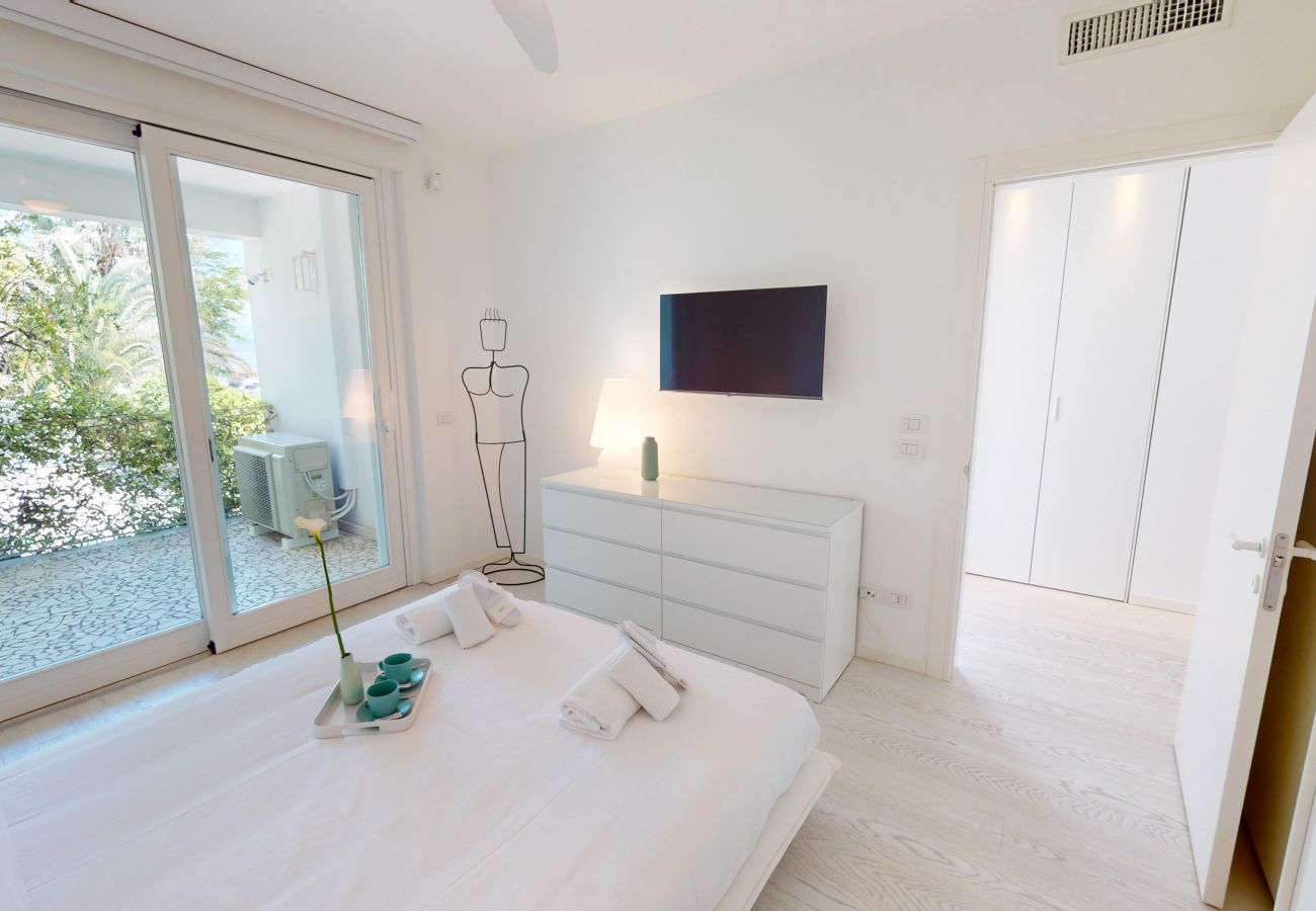 Villa in Manerba del Garda - Villa Flora fronte spiaggia By Bookinggardalake Villa in Manerba del Garda - Villa Flora fronte spiaggia By Bookinggardalake