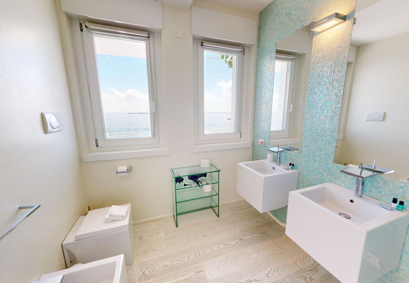 Villa in Manerba del Garda - Villa Flora fronte spiaggia By Bookinggardalake Villa in Manerba del Garda - Villa Flora fronte spiaggia By Bookinggardalake