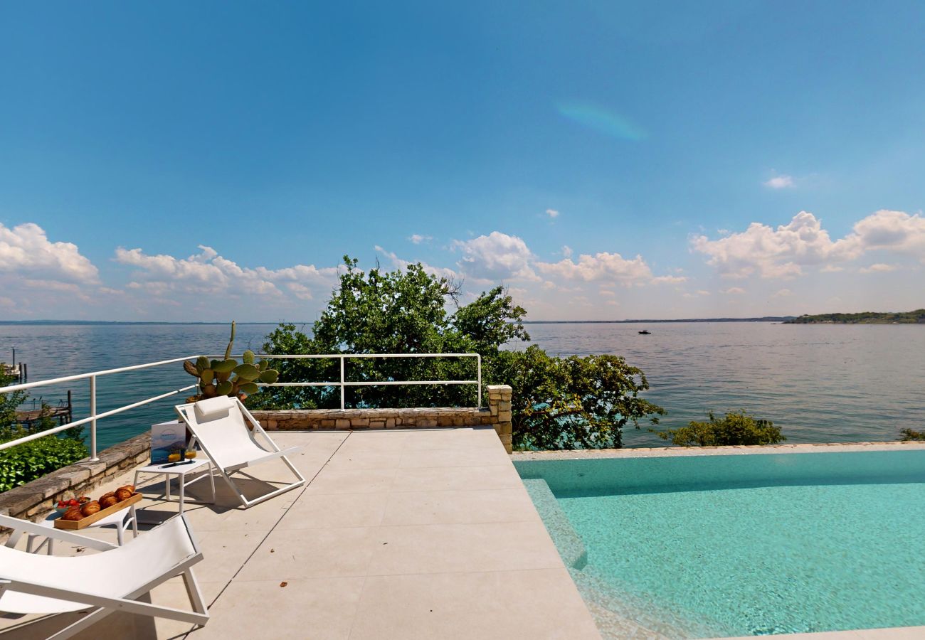 Villa in Manerba del Garda - Villa Flora fronte spiaggia By Bookinggardalake Villa in Manerba del Garda - Villa Flora fronte spiaggia By Bookinggardalake