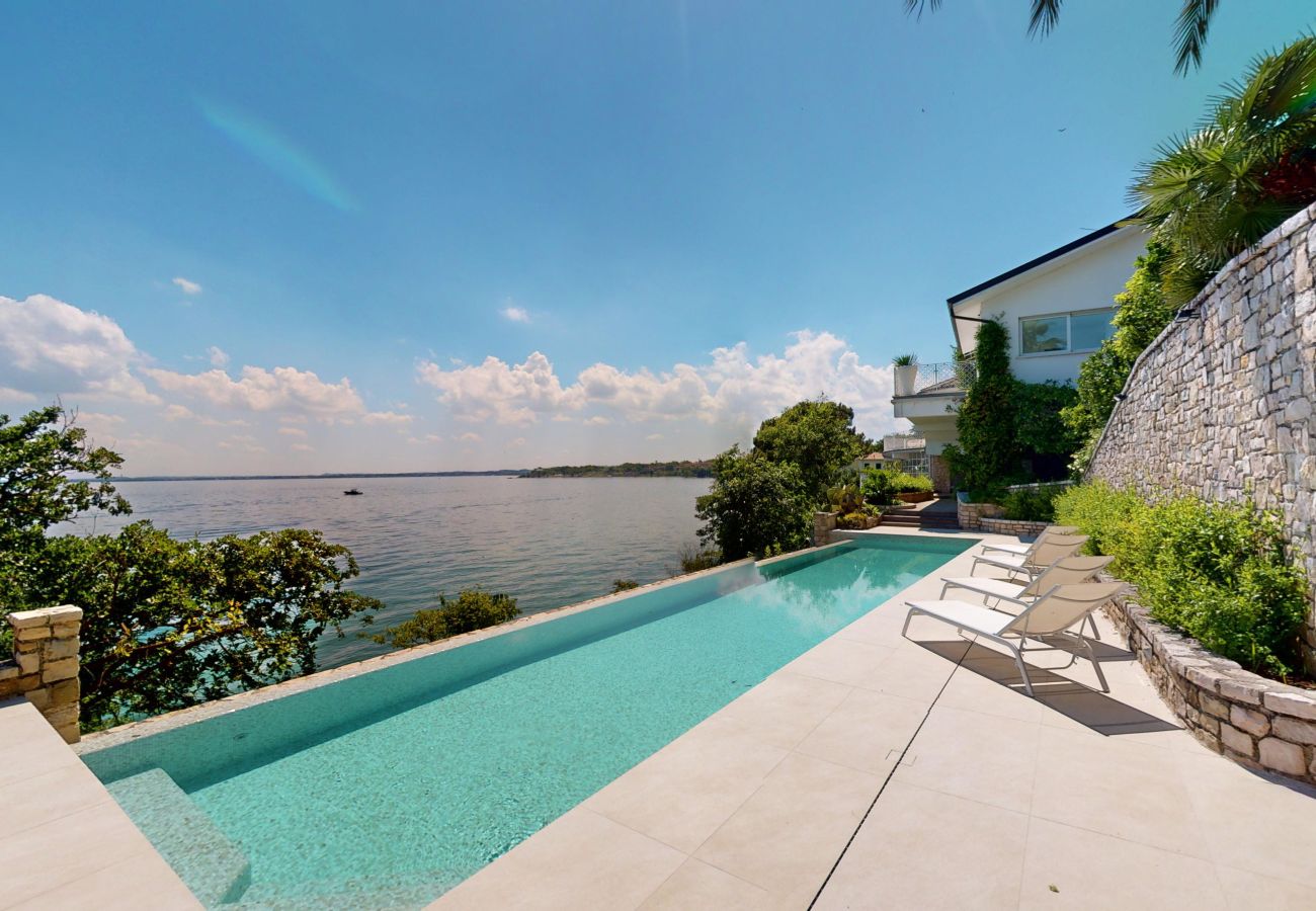 Villa in Manerba del Garda - Villa Flora fronte spiaggia By Bookinggardalake Villa in Manerba del Garda - Villa Flora fronte spiaggia By Bookinggardalake