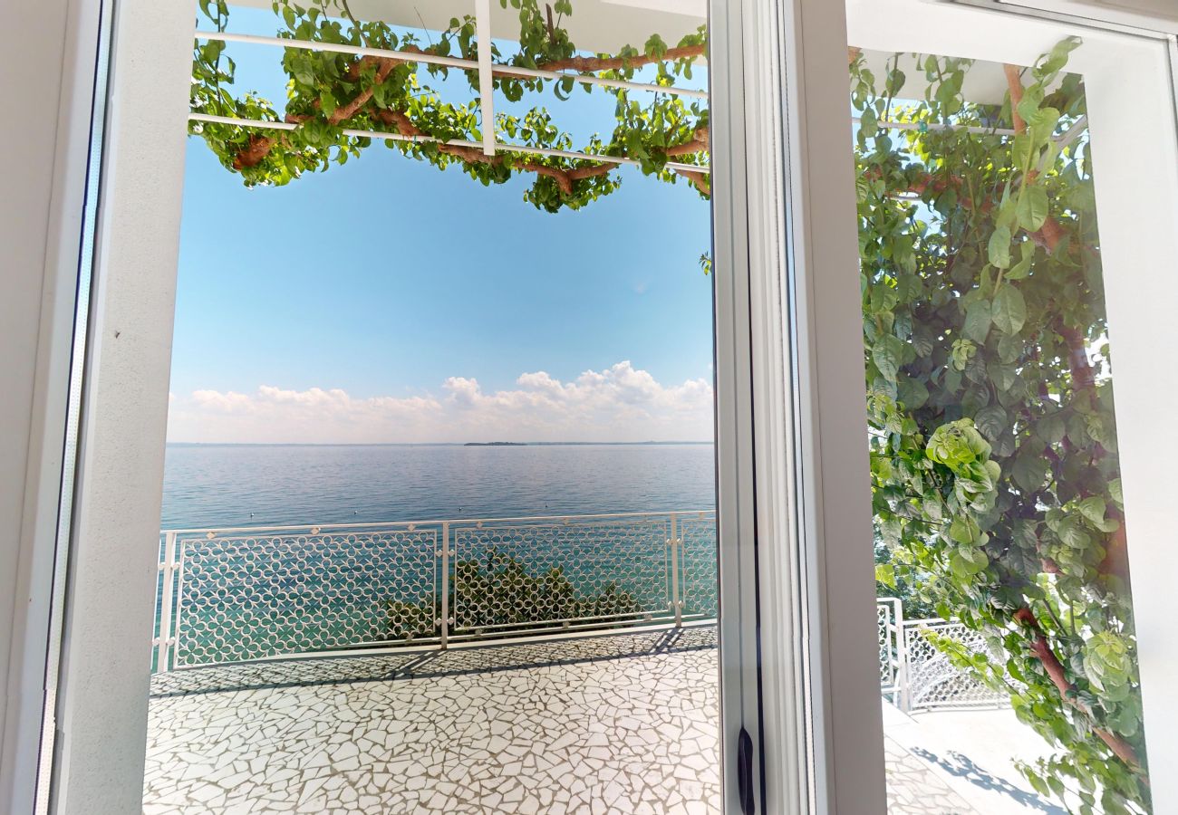 Villa in Manerba del Garda - Villa Flora fronte spiaggia By Bookinggardalake Villa in Manerba del Garda - Villa Flora fronte spiaggia By Bookinggardalake