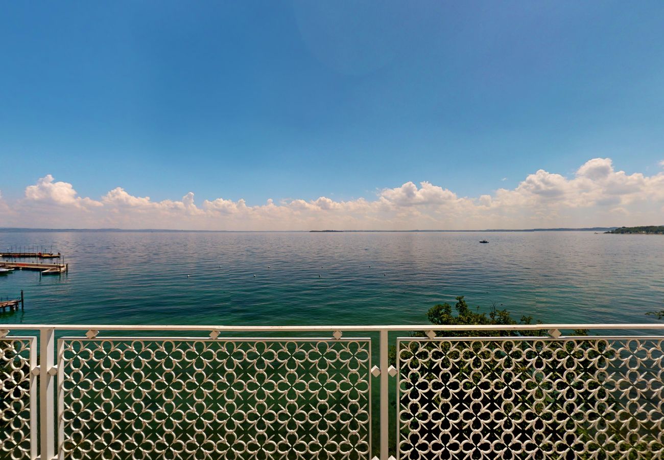 Villa in Manerba del Garda - Villa Flora fronte spiaggia By Bookinggardalake Villa in Manerba del Garda - Villa Flora fronte spiaggia By Bookinggardalake