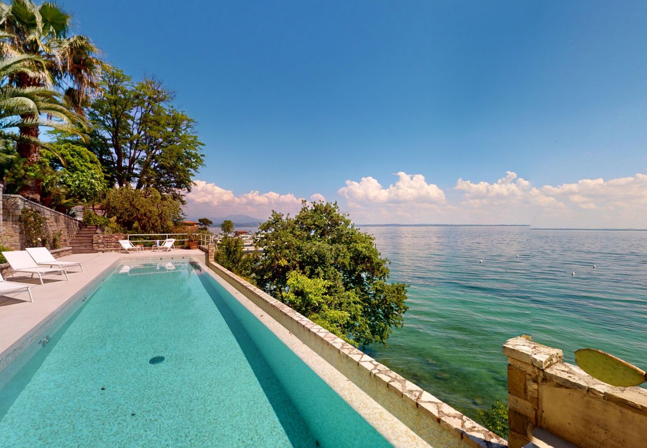 Villa in Manerba del Garda - Villa Flora fronte spiaggia By Bookinggardalake Villa in Manerba del Garda - Villa Flora fronte spiaggia By Bookinggardalake