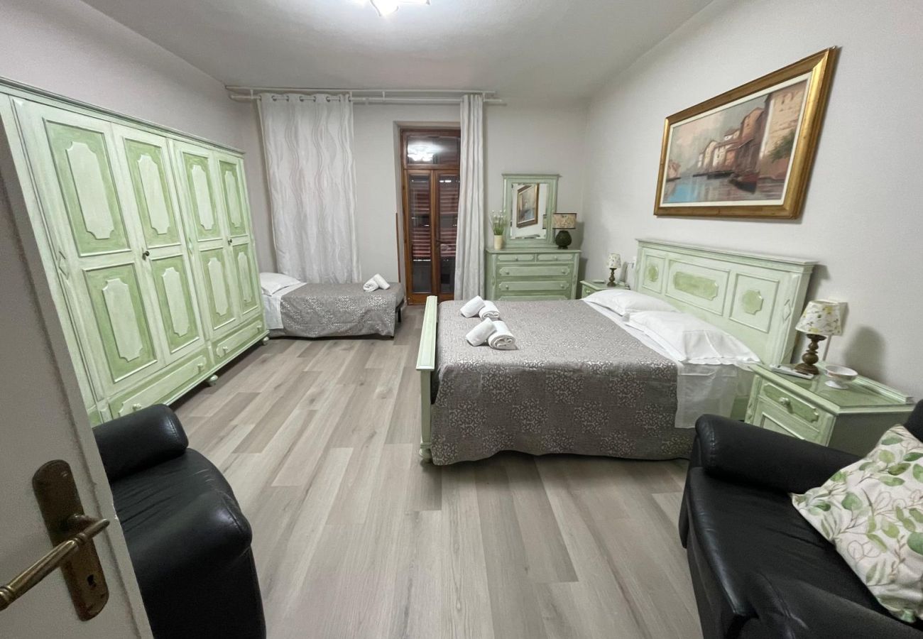 Ferienwohnung in Salò - Apt QUARZO Salò magic lake view By Bookinggardalak