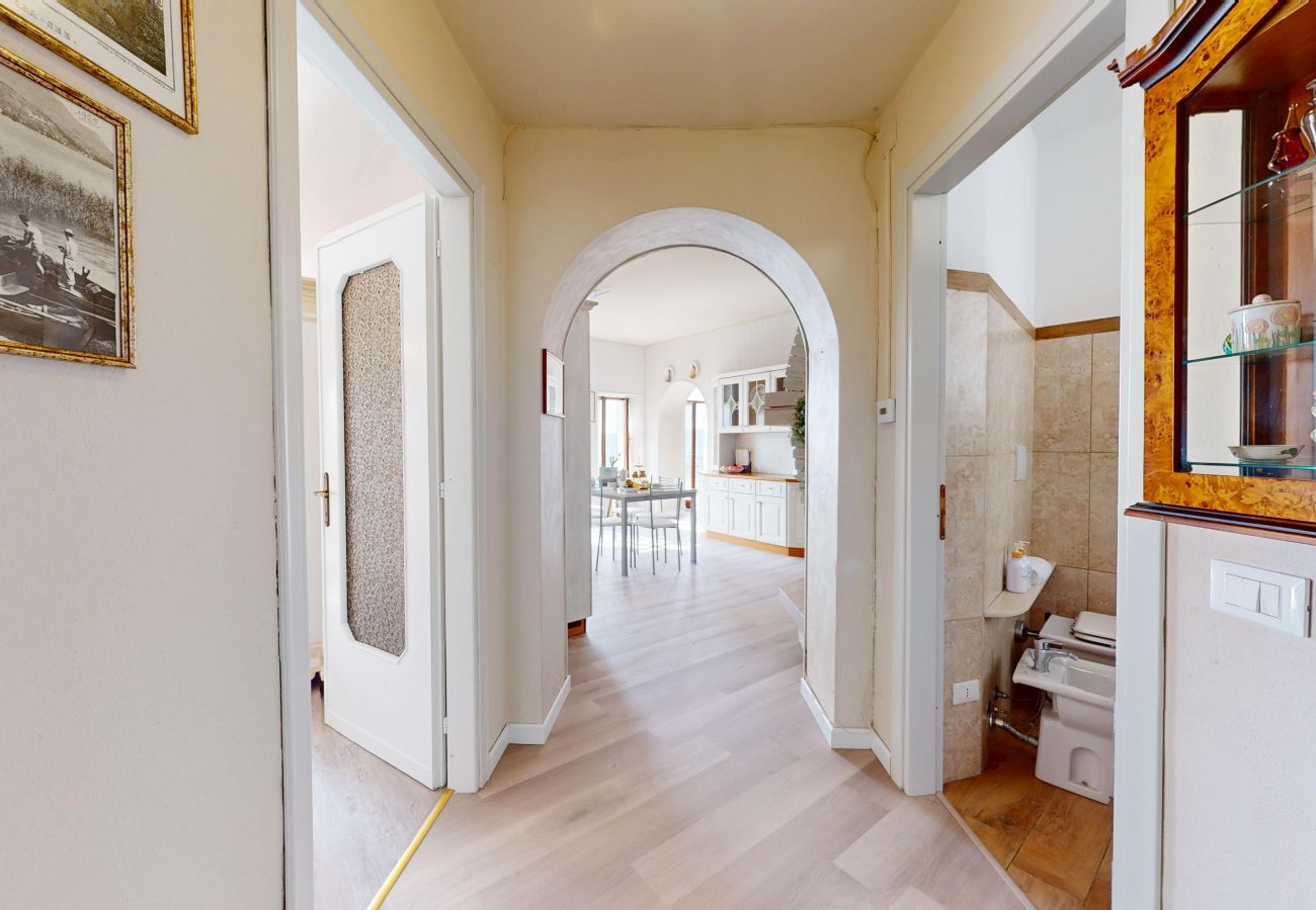 Ferienwohnung in Salò - Apt GIADA Salò magic view By Bookinggardalake