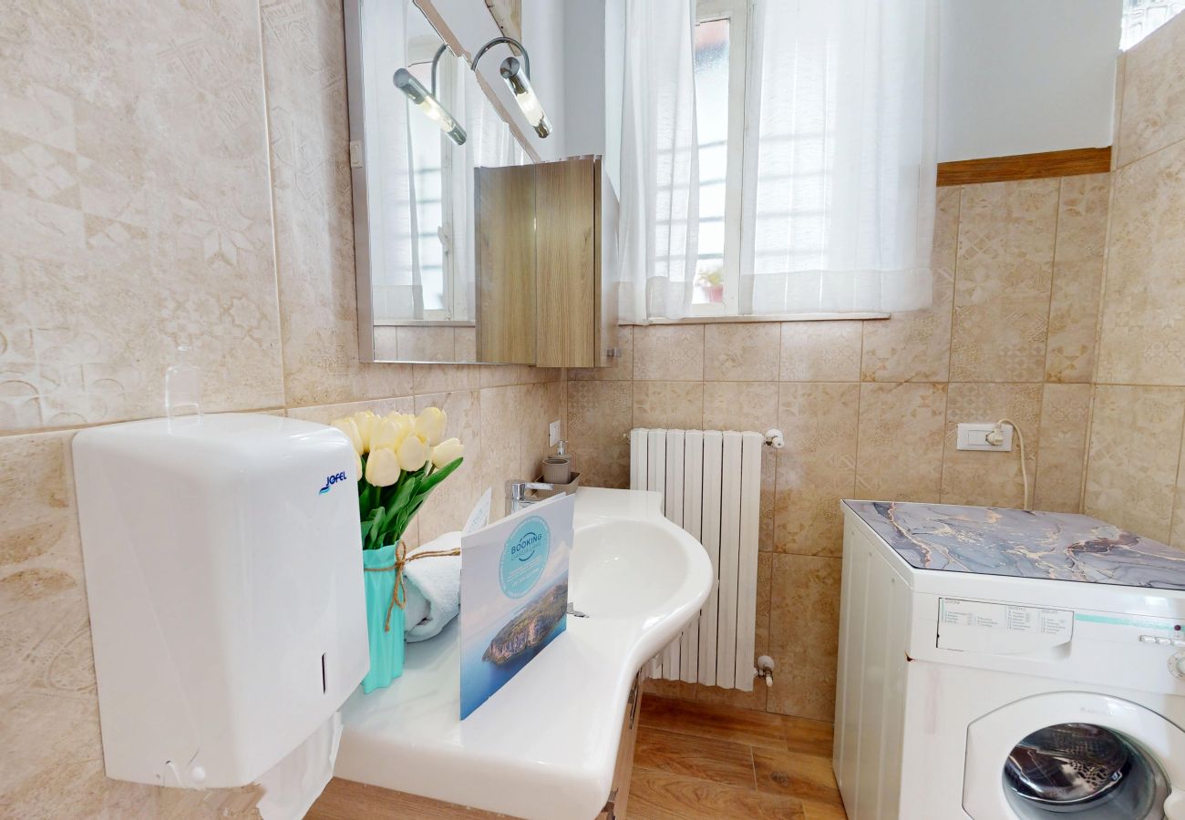 Ferienwohnung in Salò - Apt GIADA Salò magic view By Bookinggardalake