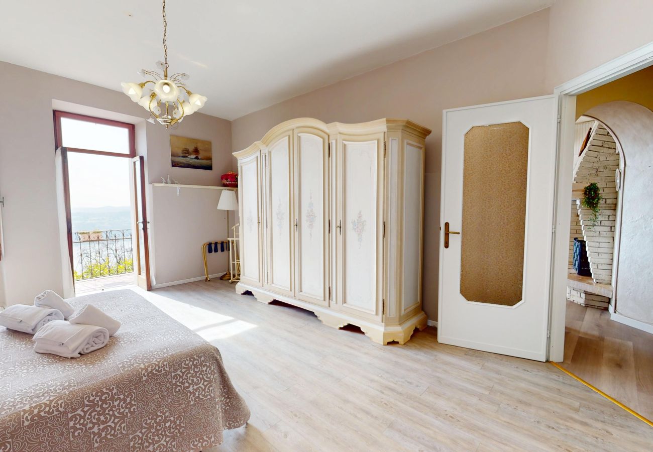 Ferienwohnung in Salò - Apt GIADA Salò magic view By Bookinggardalake