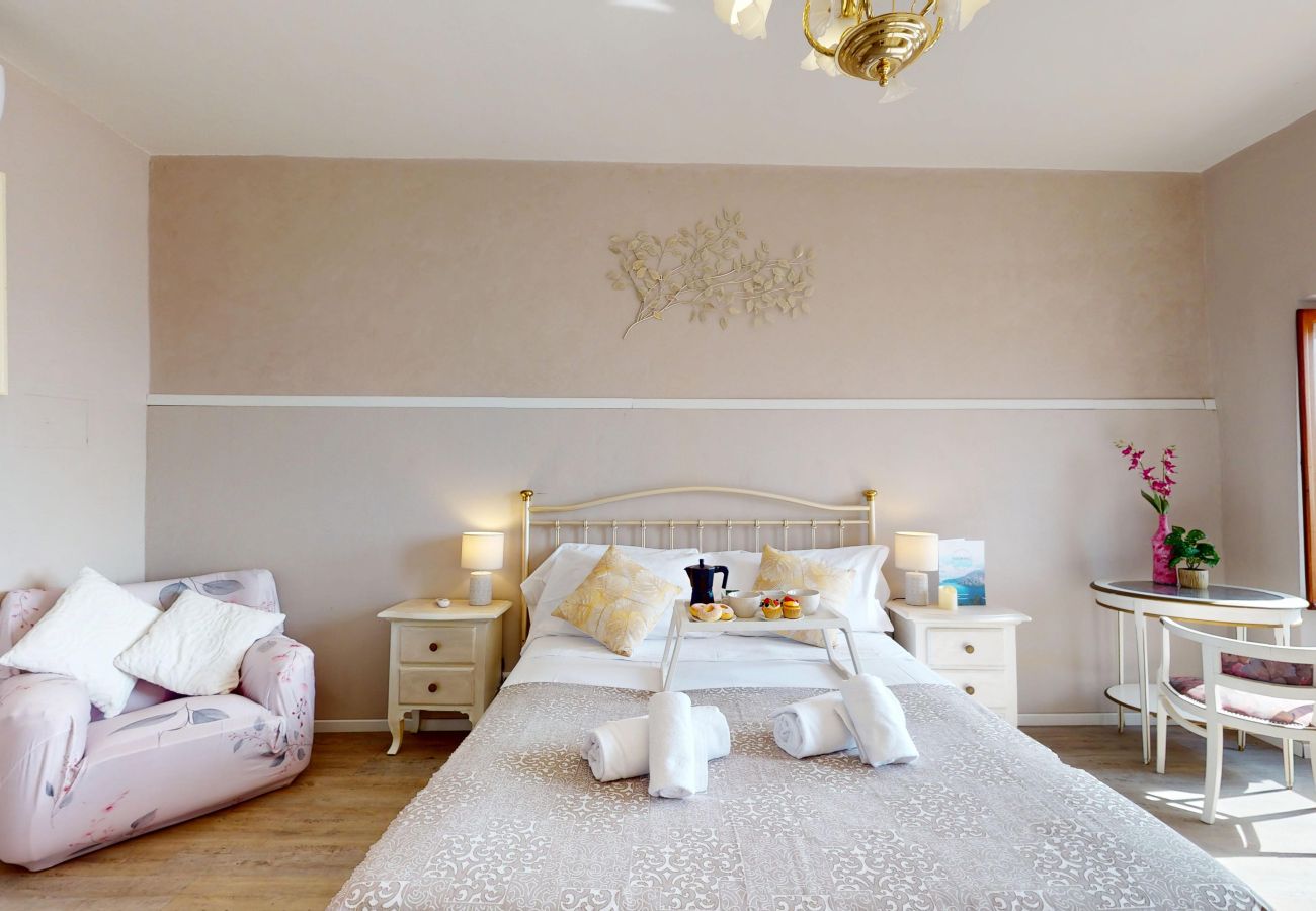 Ferienwohnung in Salò - Apt GIADA Salò magic view By Bookinggardalake