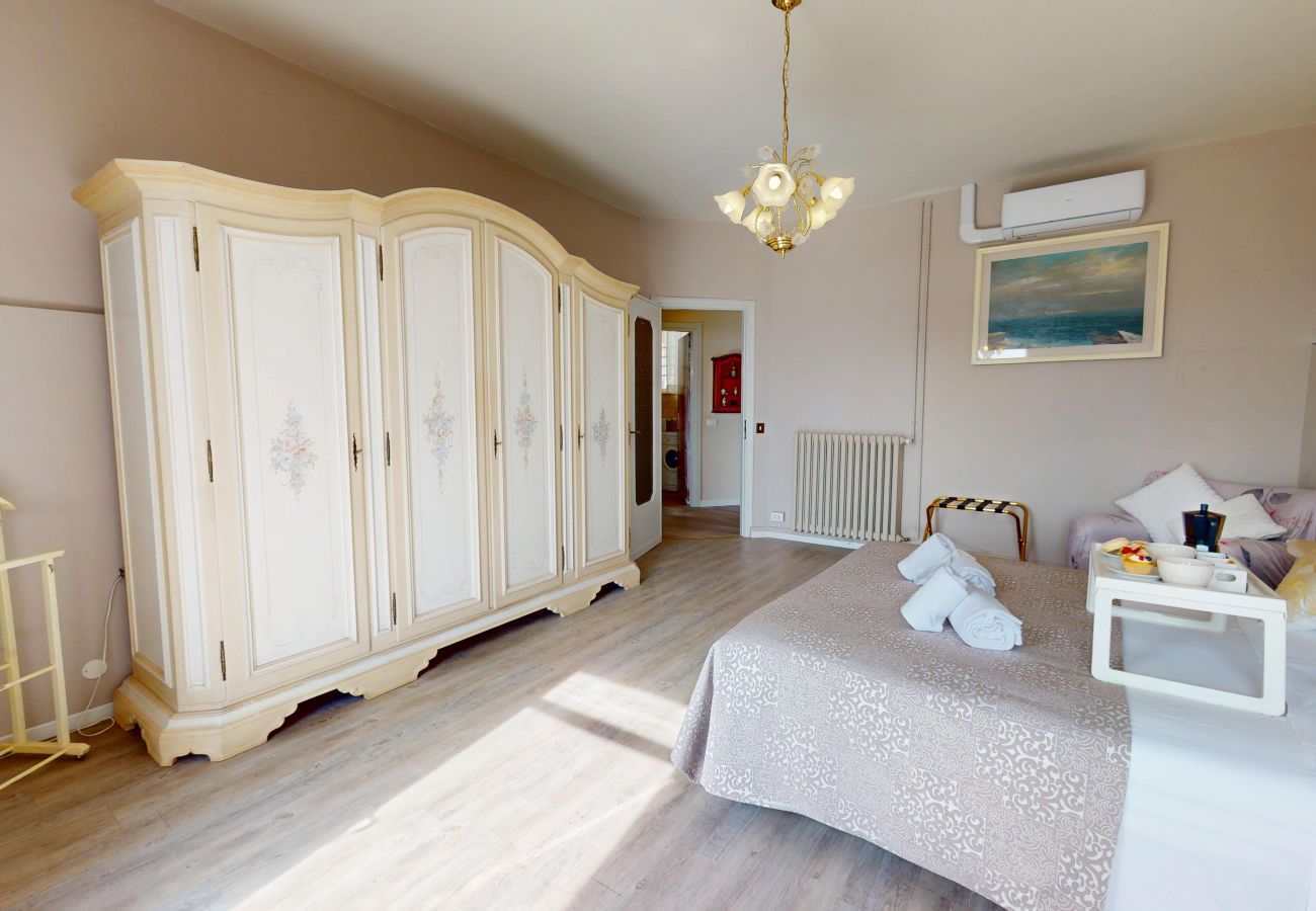 Ferienwohnung in Salò - Apt GIADA Salò magic view By Bookinggardalake