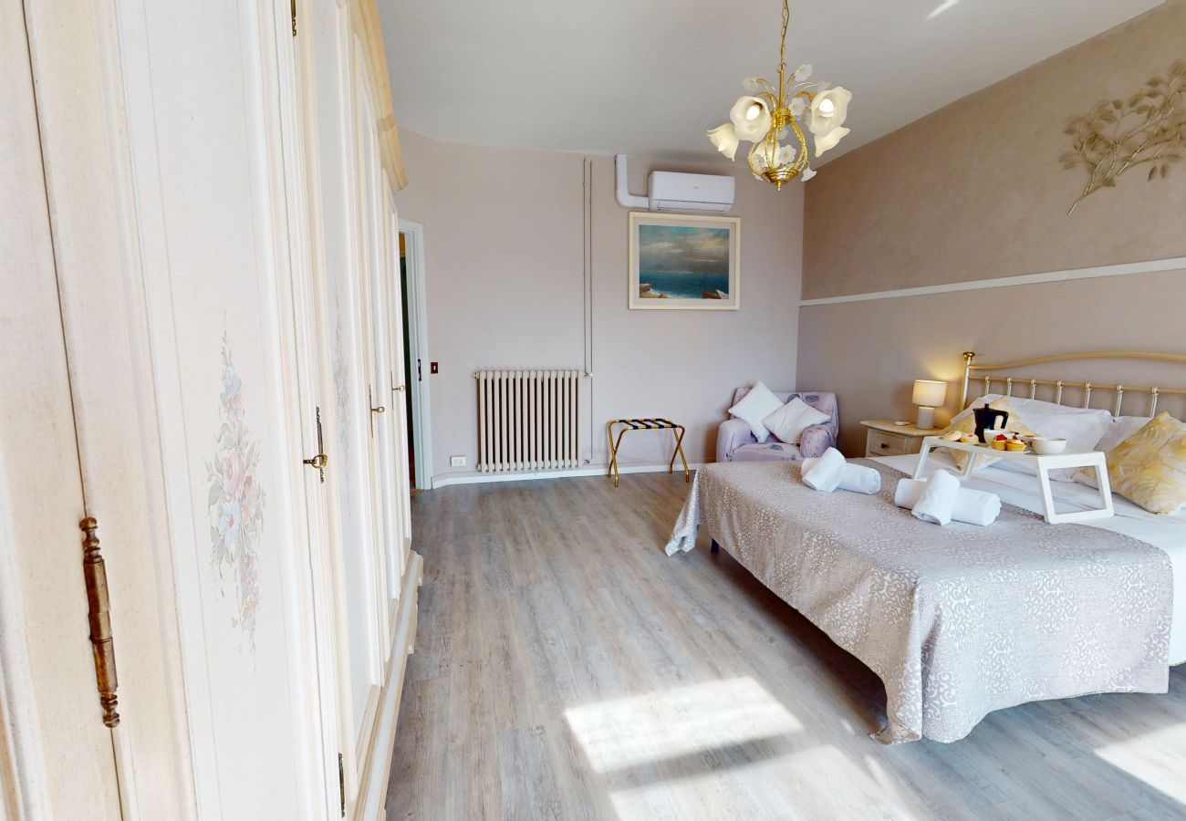 Ferienwohnung in Salò - Apt GIADA Salò magic view By Bookinggardalake