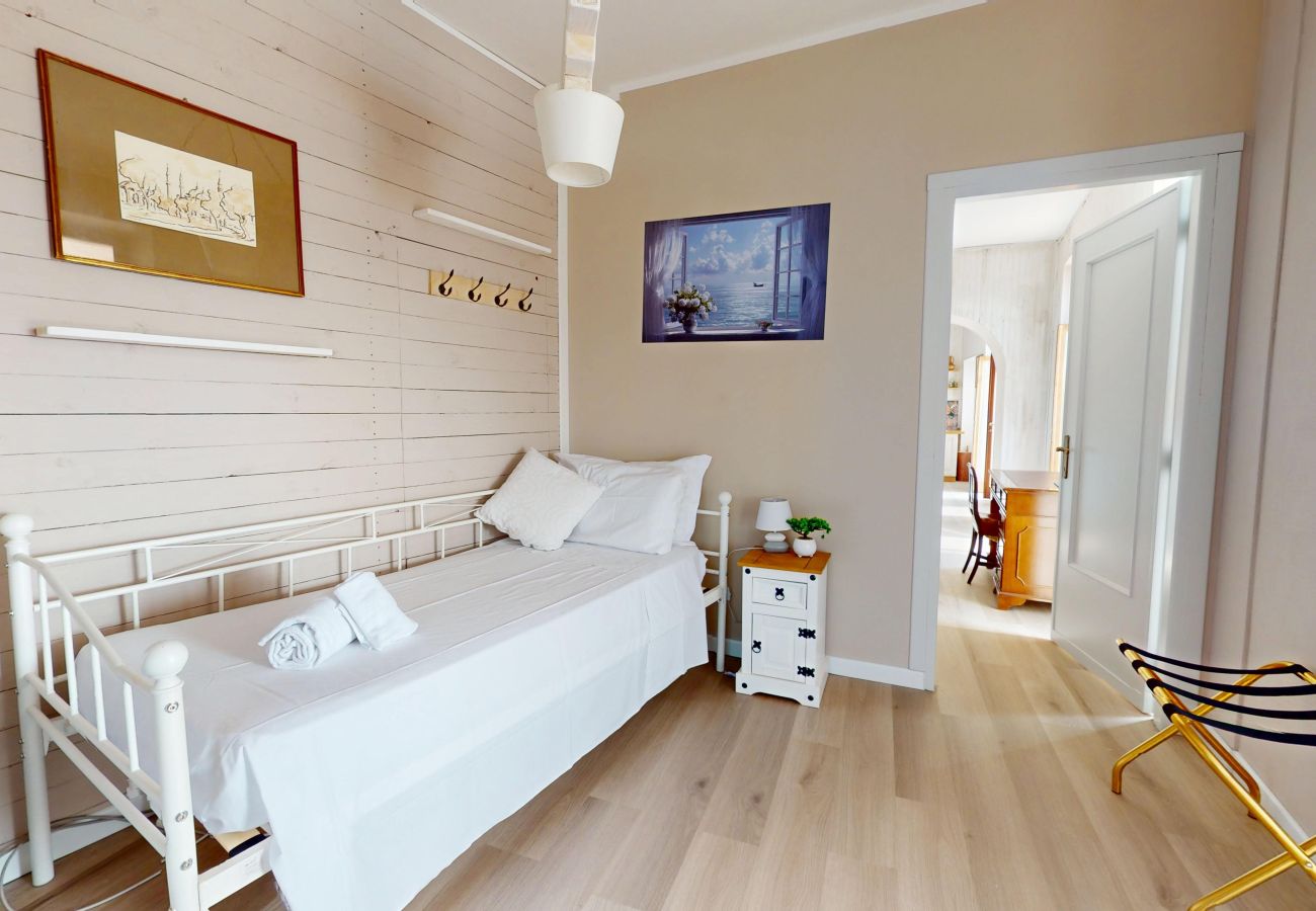 Ferienwohnung in Salò - Apt GIADA Salò magic view By Bookinggardalake