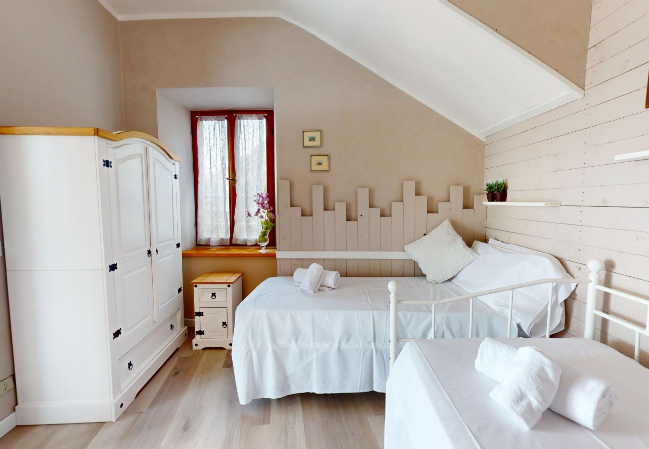 Ferienwohnung in Salò - Apt GIADA Salò magic view By Bookinggardalake