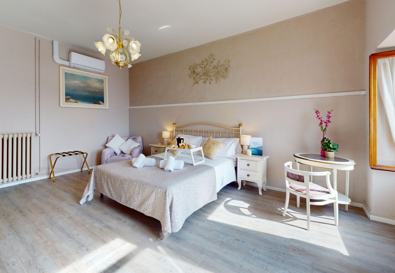 Ferienwohnung in Salò - Apt GIADA Salò magic view By Bookinggardalake