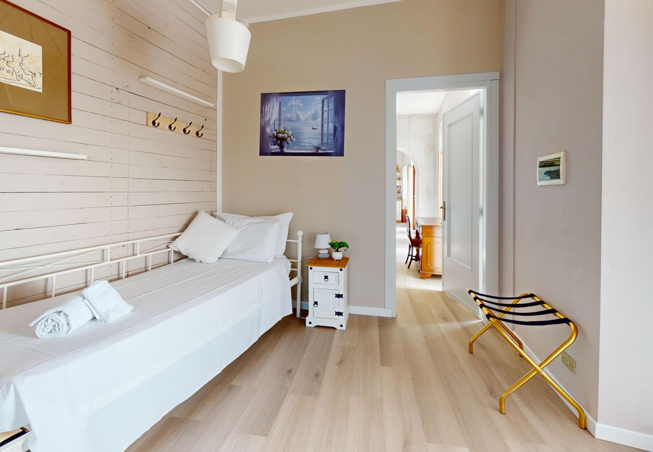 Ferienwohnung in Salò - Apt GIADA Salò magic view By Bookinggardalake