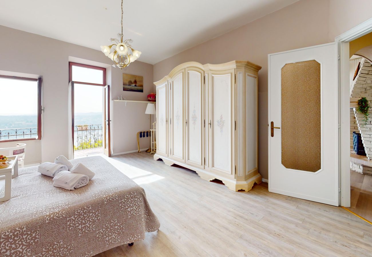 Ferienwohnung in Salò - Apt GIADA Salò magic view By Bookinggardalake