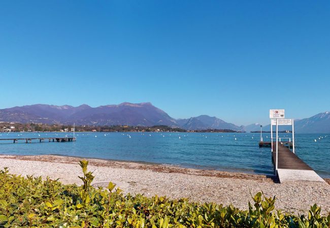 Ferienwohnung in Manerba del Garda - Apt sulla spiaggia romantica Maria Elena by Bookin