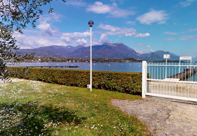 Ferienwohnung in Manerba del Garda - Apt sulla spiaggia romantica Maria Elena by Bookin