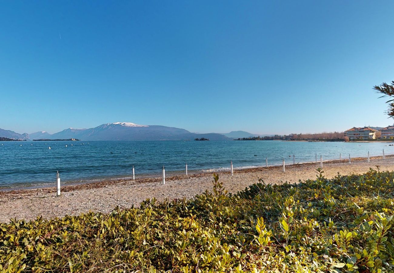 Ferienwohnung in Manerba del Garda - Apt sulla spiaggia romantica Maria Elena by Bookin