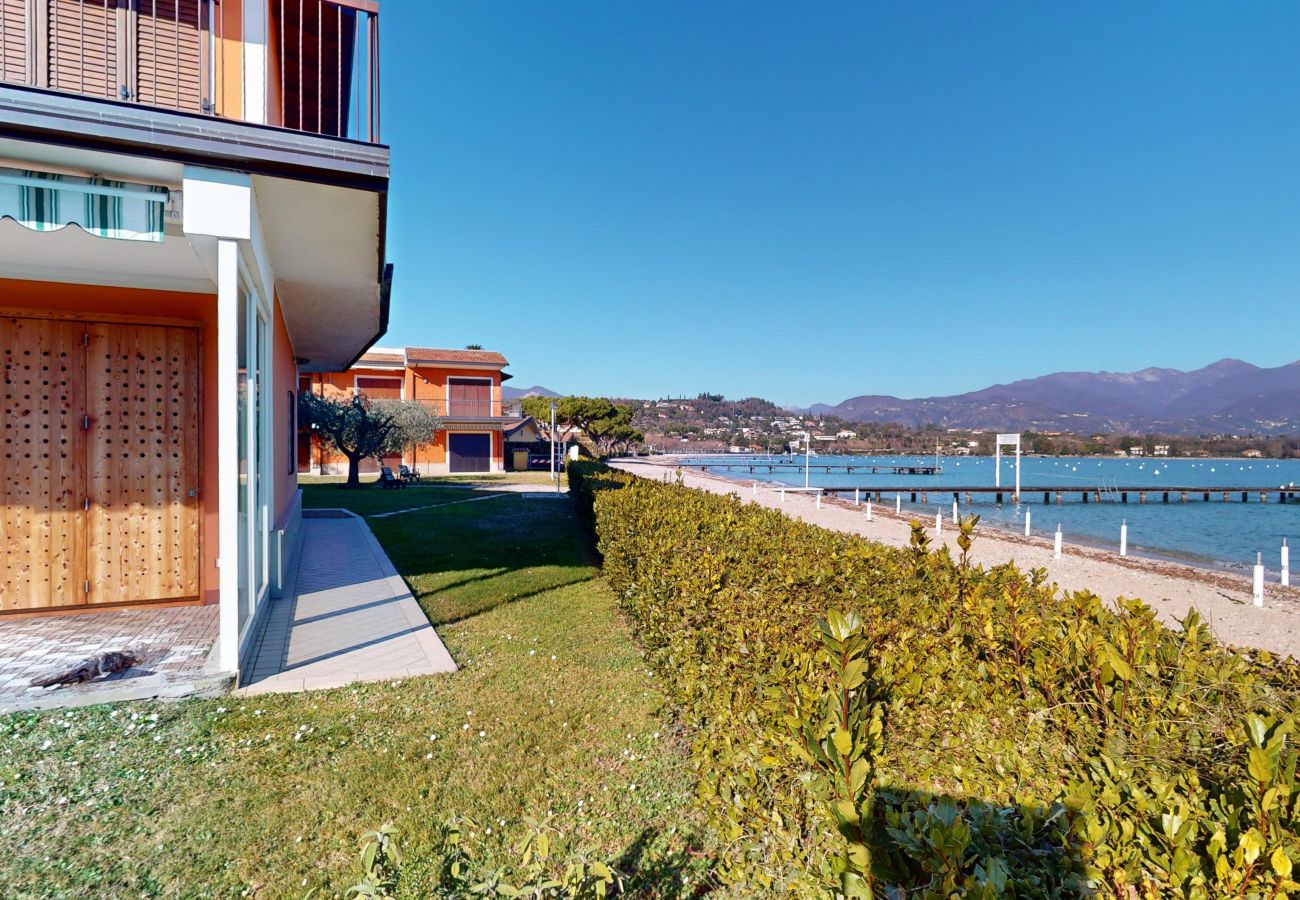 Ferienwohnung in Manerba del Garda - Apt sulla spiaggia romantica Maria Elena by Bookin