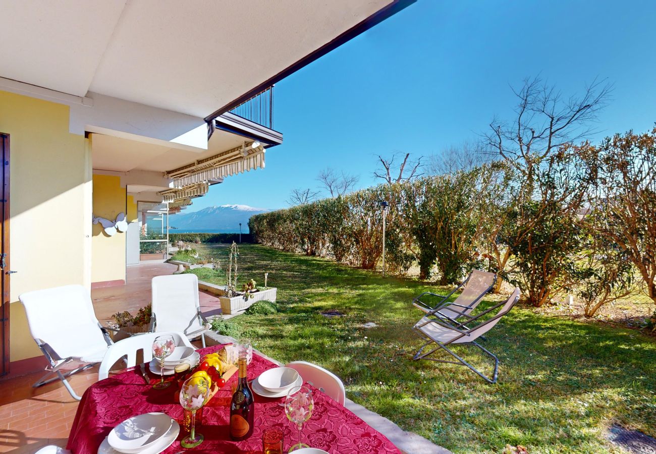 Ferienwohnung in Manerba del Garda - Apt sulla spiaggia romantica Maria Elena by Bookin