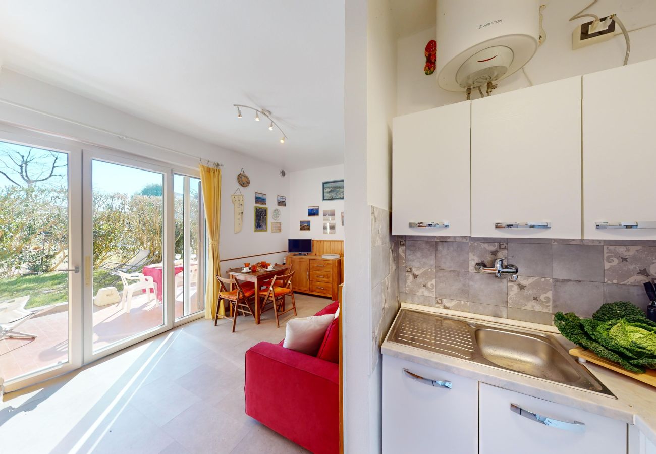 Ferienwohnung in Manerba del Garda - Apt sulla spiaggia romantica Maria Elena by Bookin